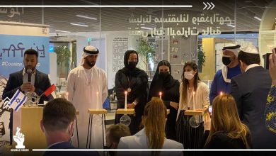بإضاءة الشموع والغناء مع الصهاينة.. مطبعون إماراتيون يحيون ذكرى “الهولوكوست” في دبي!