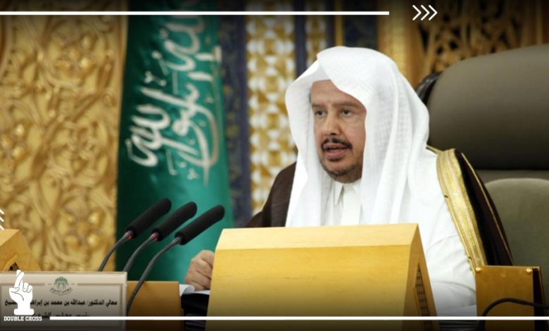 خائن ومتصهين كأميره.. رئيس مجلس الشورى السعودي يعترض على تجريم التطبيع