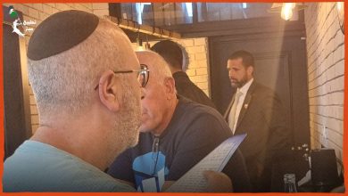 صور للسفير البحريني في أحد مطاعم القدس تثير سخرية الإسرائيليين