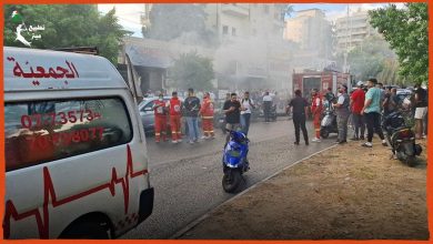 أكد الكاتب البريطاني ورئيس تحرير موقع "ميدل إيست آي" ديفيد هيرست أن صورة الفتاة ذات الأحد عشر ربيعا وهي تهيم على وجهها في أحد شوارع فيتنام عارية وقد غطت حروق النابالم جسدها اعتبرت صادمة جدا في عام 1963 لدرجة أنها فازت بجائزة بولتزر. وتابع هيرست في مقال له "لقد غدت صورة رعب الحرب أيقونة الحرب الفيتنامية، ويوجد اليوم في غزة وفي لبنان الكثير جدا من صور البشر المحروقين، والخيام المحروقة، والجثث المكدسة بعضها فوق بعض في شوارع مخيم جباليا للاجئين، وأعداد غفيرة من الناجين المعفرين بالتراب وهم يخرجون من بين الأنقاض يحملون في أيديهم أجساد أطفالهم الصغار وقد أزهقت أرواحهم، ومع ذلك لا يعبأ أحد بنشر أي من هذه الصور". فيما أوضح أن صور "رعب الحرب" الذي ترتكبه "إسرائيل" في غزة أو في لبنان لا تشارك في جوائز بولتزر، ولا تجدها تستدر بيانات الإدانة أو الاشمئزاز من رؤساء الولايات المتحدة أو من رؤساء الوزراء البريطانيين. فيما أكد أن التصريح بأن إسرائيل تتعمد قتل الأطفال في غزة يعتبر بمثابة "هجو الدم" الذي يذكر الروائي البريطاني هوارد جيكبسون بالمذابح التي تعرض لها اليهود في إنجلترا في القرن الثالث عشر، والتي أشعلتها إشاعات بأنهم كانوا يأكلون بقايا الأطفال المسيحيين في الخبز الذي يعد لعيد الفصح. وذكر أن "القوات الإسرائيلية تتعمد قتل النساء والأطفال في غزة وفي لبنان بينما يحث الرأي المحلي في إسرائيل الجنود على المضي قدما". وأكد أنه لا توجد محرمات في النقاش داخل "إسرائيل" حول الحل النهائي لشمال غزة أو لجنوب لبنان، ولا يوجد حرج من استخدام كلمات مثل "الإبادة".